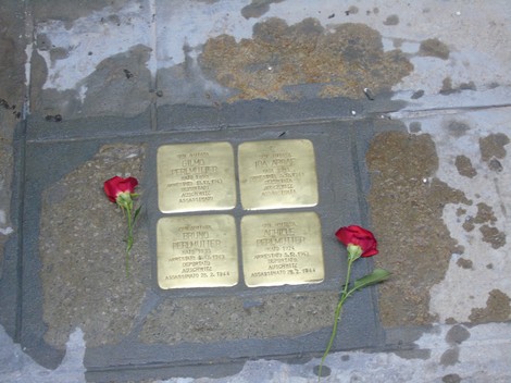 Pietre d'inciampo dedicate alla famiglia Aboaf - Perlmutter, accompagnate da rose rosse.