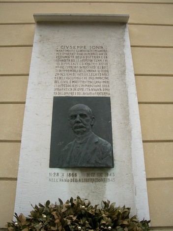 Lapide commemorativa dedicata a Giuseppe Jona, con incisa biografia e ritratto in bronzo.
