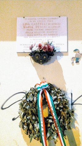 Lapide commemorativa con decorazione floreale, dedicata a Lina Castelli e Maria Pescio.