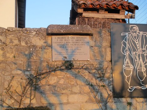Lapide commemorativa dedicata a Lino Bononcini e ai frati Umberto Gherardi e Giovanni Odorici, situata su un muro.