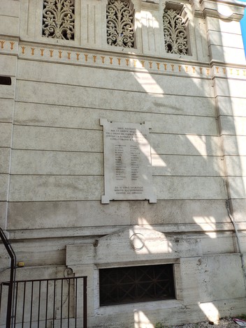 Lapide commemorativa dedicata ai partigiani ebrei, incastonata in una struttura muraria.