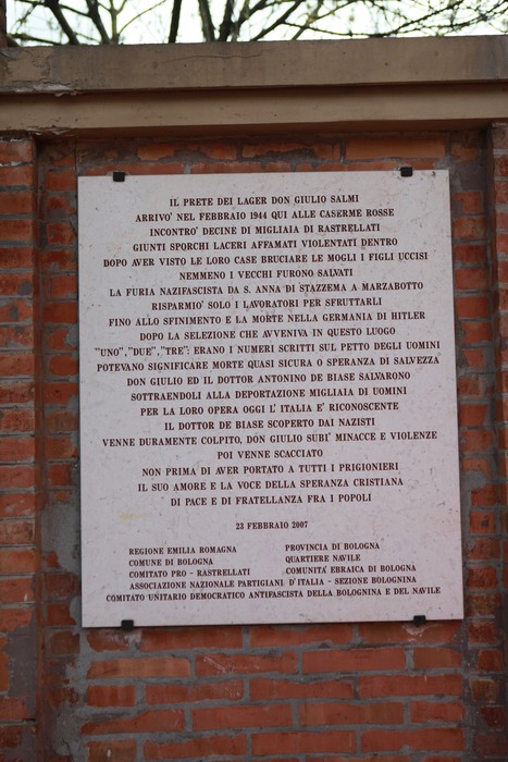 Lapidi commemorative delle Caserme Rosse, testimonianze storiche di eventi significativi.