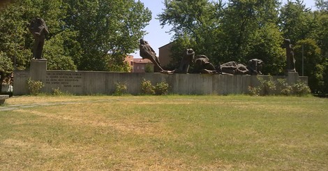Monumento alla Resistenza di Villa Sesso, commemorazione e rinascita, immerso nel verde e nella storia.