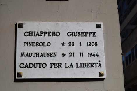 Lapide commemorativa dedicata a Giuseppe Chiappero, con date di nascita e morte, in memoria della libertà.