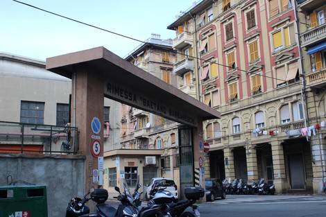 Monumento ai caduti per la Libertà, un omaggio storico in un contesto urbano caratteristico.