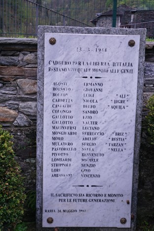 Lapide commemorativa in memoria di Agosti e altri caduti per la libertà, situata a Rassa.