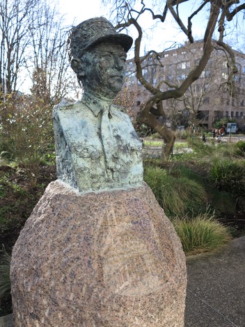 Busto in bronzo di Juin, situato in un giardino pubblico, con un'ottima visibilità del paesaggio circostante.