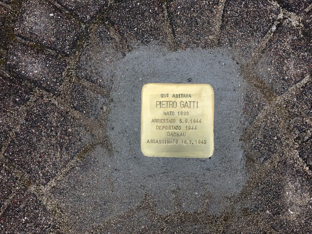 Pietra d'inciampo dedicata a Pietro Gatti, vittima del regime nazista e assassinato nel 1945.