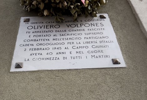 Lapide commemorativa di Oliviero Volpones, vittima del fascismo, situata in una casa storica.