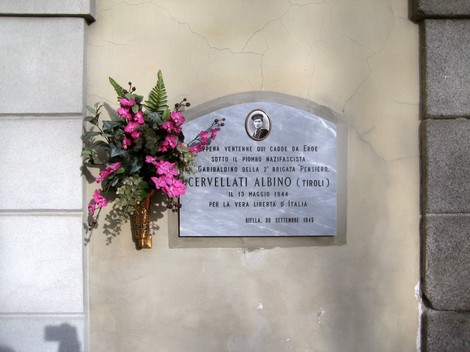 Lapide commemorativa a Cervellati in onore del sacrificio per la libertà d'Italia.