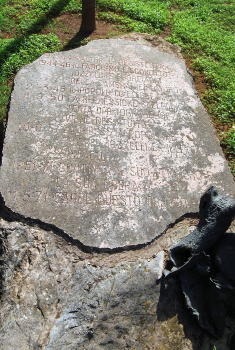 Monumento a Iozzelli: pietra commemorativa incisa, simbolo di ricordo e venerazione.