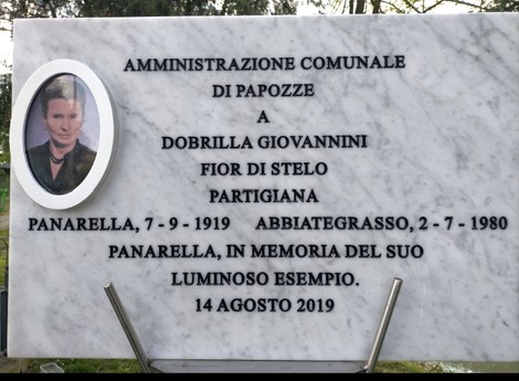 Targa commemorativa in marmo dedicata a Dobrilla Giovannini, partigiana, con foto e date significative.