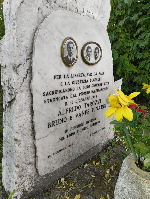 Cippo commemorativo dedicato a Alfredo Tarozzi e Bruno e Vanes Pinardi, in memoria del loro sacrificio per la libertà.