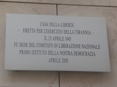 Targa commemorativa al Palazzo della Libertà, dedicata all'eroe dell'antitiranía e alla nascita della democrazia.
