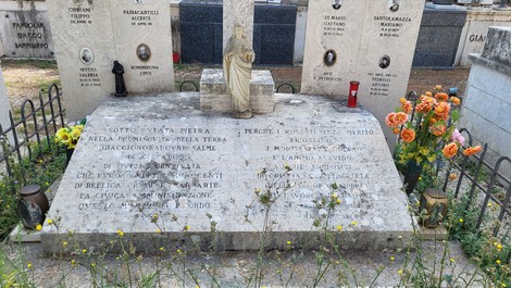 Sacrario che ricorda le vittime del bombardamento di maggio 1944, con fiori e messaggi di memoria.