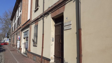 Immagine di un edificio con lapidi commemorative a Calamosca e Gherardi, in un contesto urbano tranquillo.