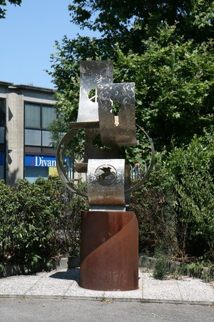 Monumento dedicato ai Volontari della Libertà, rappresenta la lotta per la libertà e la giustizia.