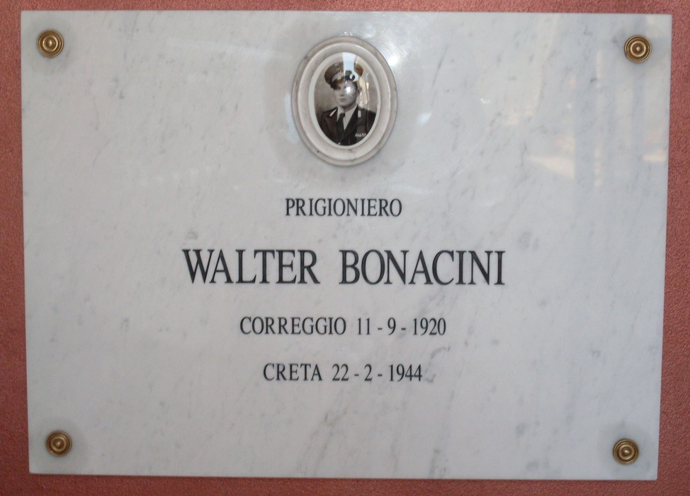 Targa commemorativa di Walter Bonacini, prigioniero, presso il Sacrario ai Caduti di Bibbiano.