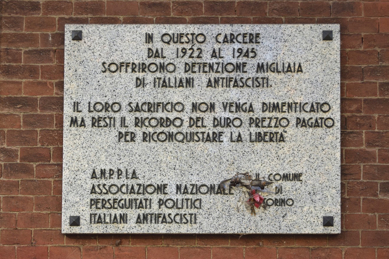 Lapide commemorativa dedicata ai detenuti antifascisti delle Carceri Nuove, con un messaggio di memoria e libertà.