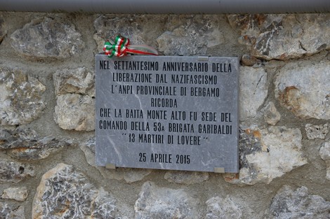 Lapide commemorativa della 53a brigata Garibaldi presso la baita Monte Alto, dedicata ai martiri di Lovere.