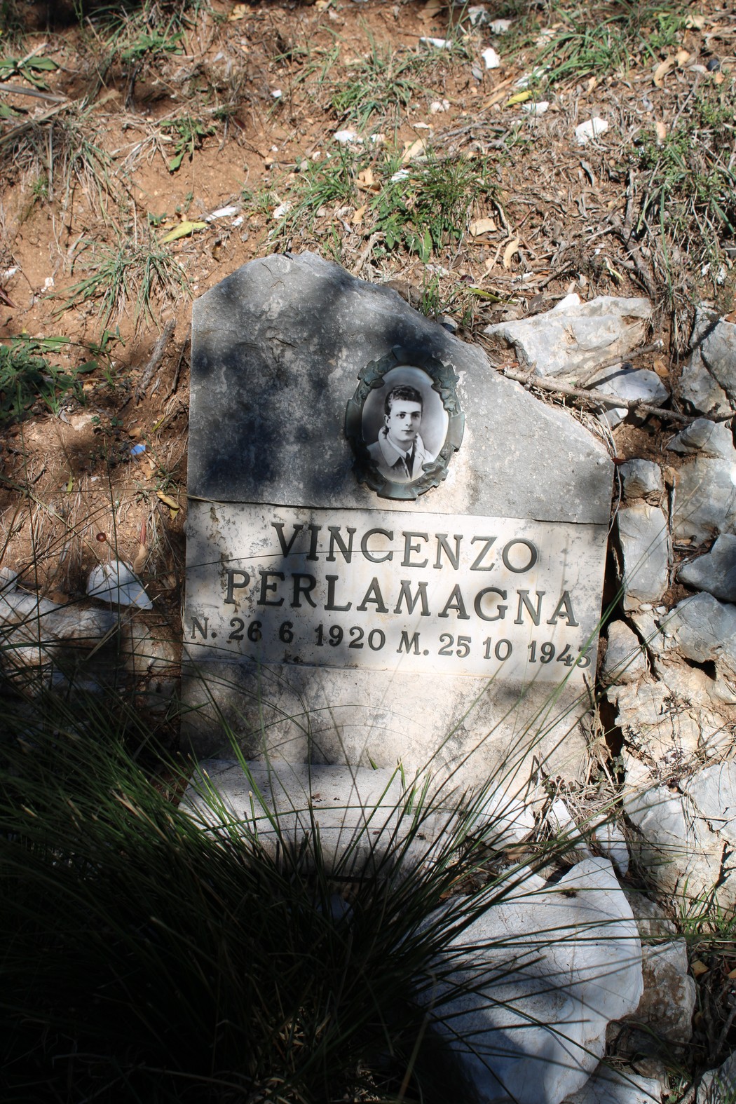 Cippo commemorativo dedicato a Vincenzo Perlamagna, con data di nascita e morte inciso sulla pietra.
