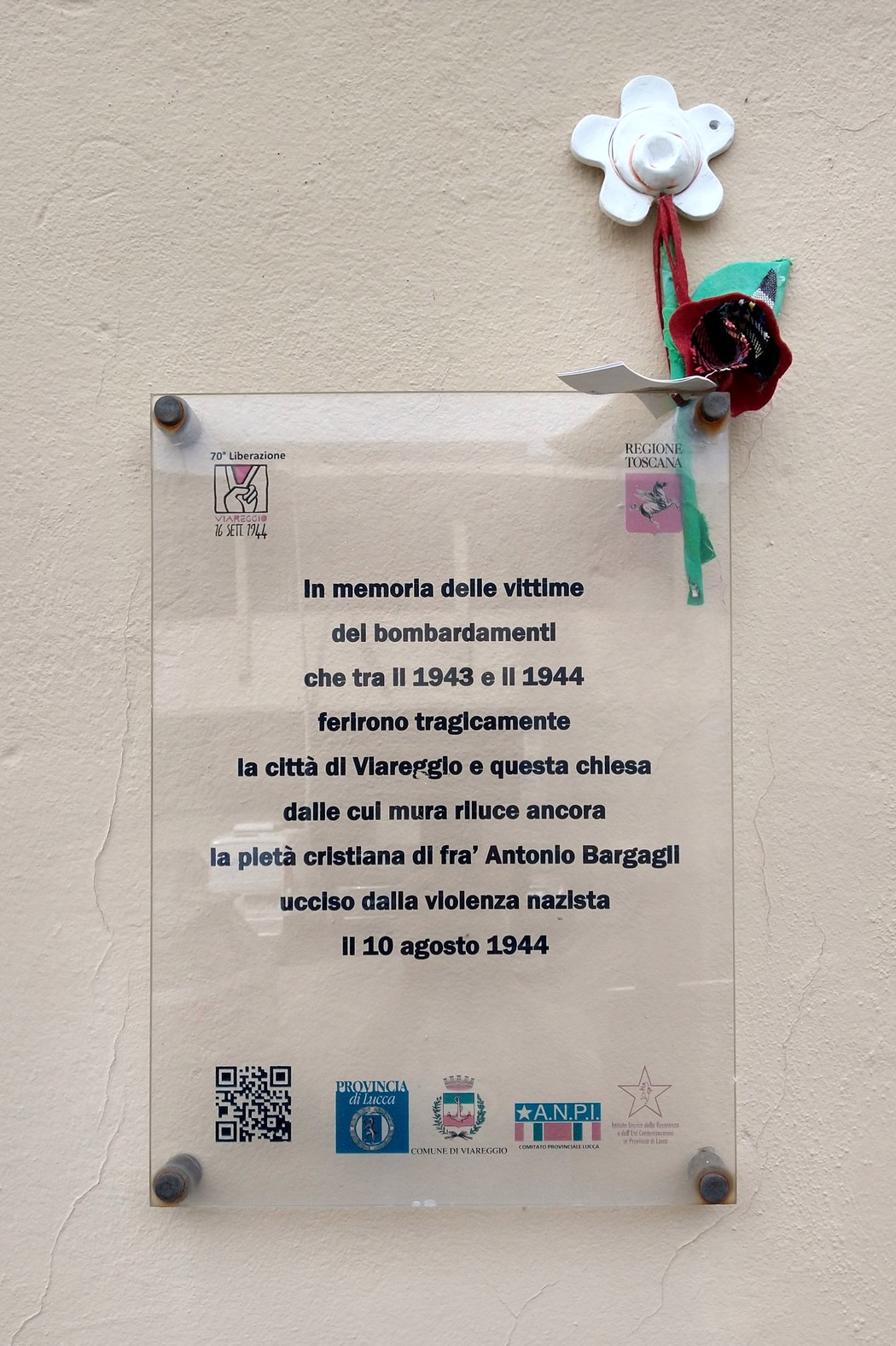 Targa commemorativa per le vittime del bombardamento e fra' Bargagli, ucciso il 10 agosto 1944.