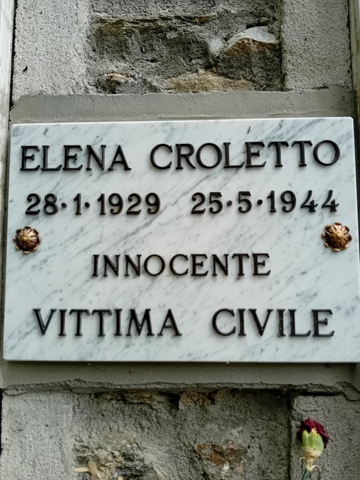 Lapide in marmo dedicata a Elena Croletto, vittima civile, con date della nascita e della morte.
