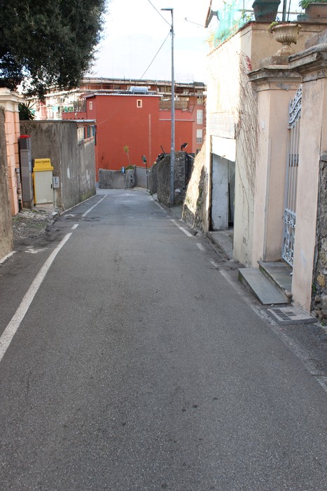 Una strada tranquilla con edifici e pietre d'inciampo dedicati alla famiglia Milani a Sonnino.