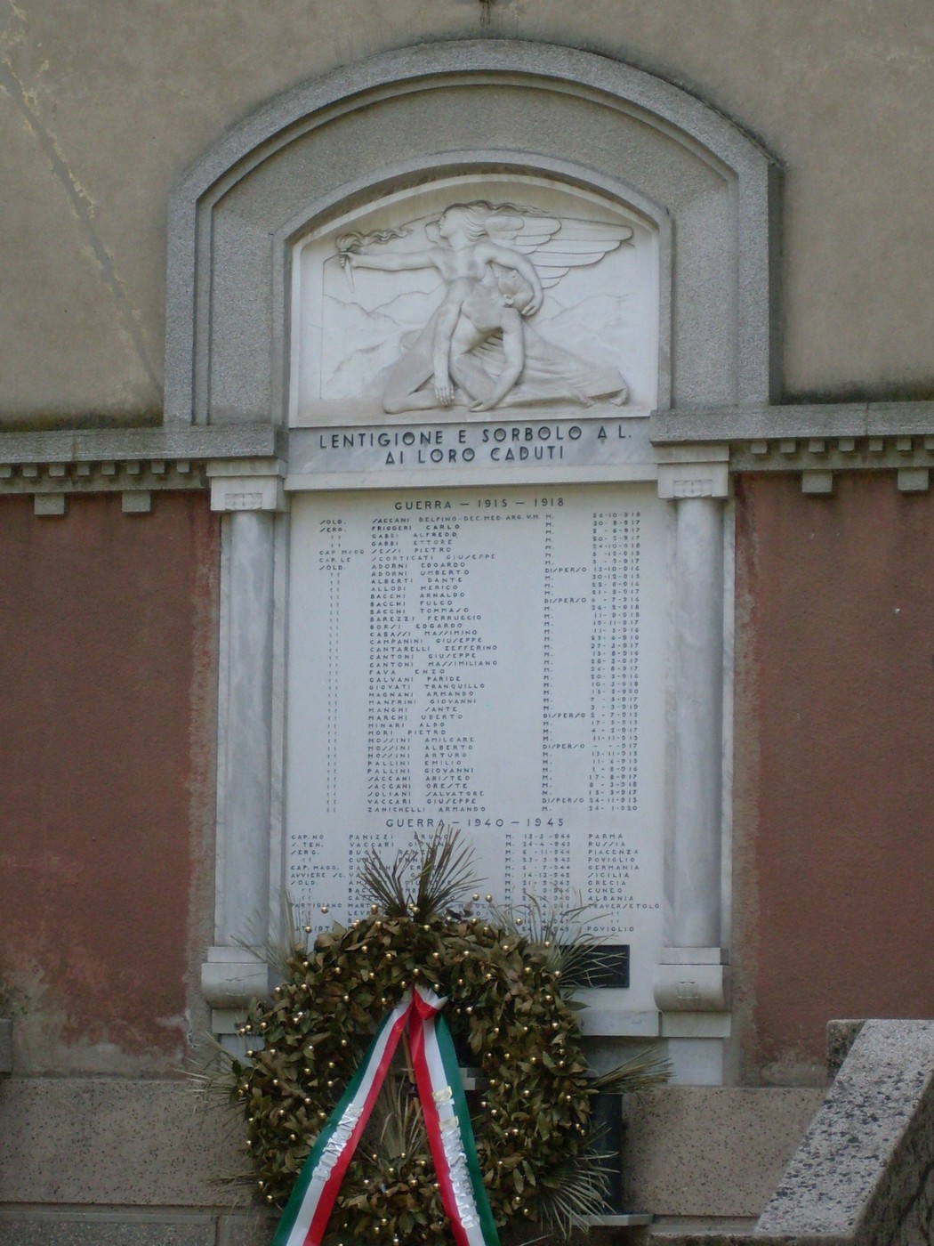 Lapide commemorativa ai caduti di Lentigione e Sorbolo a Levante, con decorazioni e nomi dei combattenti.