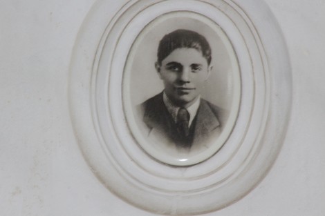 Immagine del "Sacrario dei partigiani di Torbella" con un ritratto in bianco e nero di un giovane.