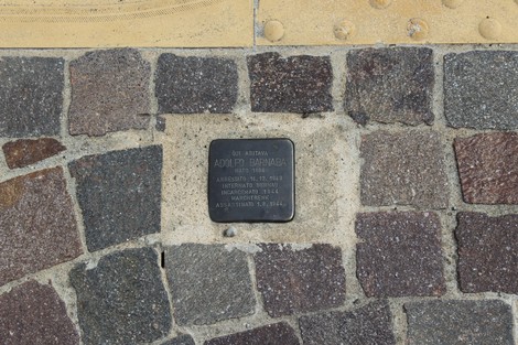 Pietra d'inciampo dedicata a Adolfo Barnaba, commemorazione di arresto e deportazione.