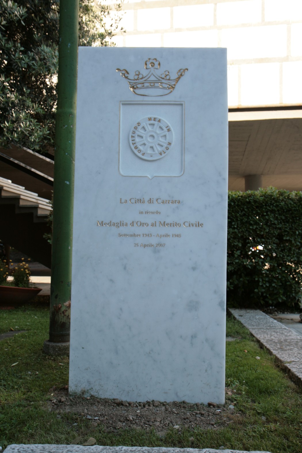 Cippo commemorativo della Medaglia d'Oro al Merito Civile, in onore dei cittadini valorosi.