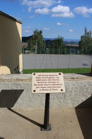 Targa commemorativa dedicata ai disertori azeri caduti durante la Seconda Guerra Mondiale.