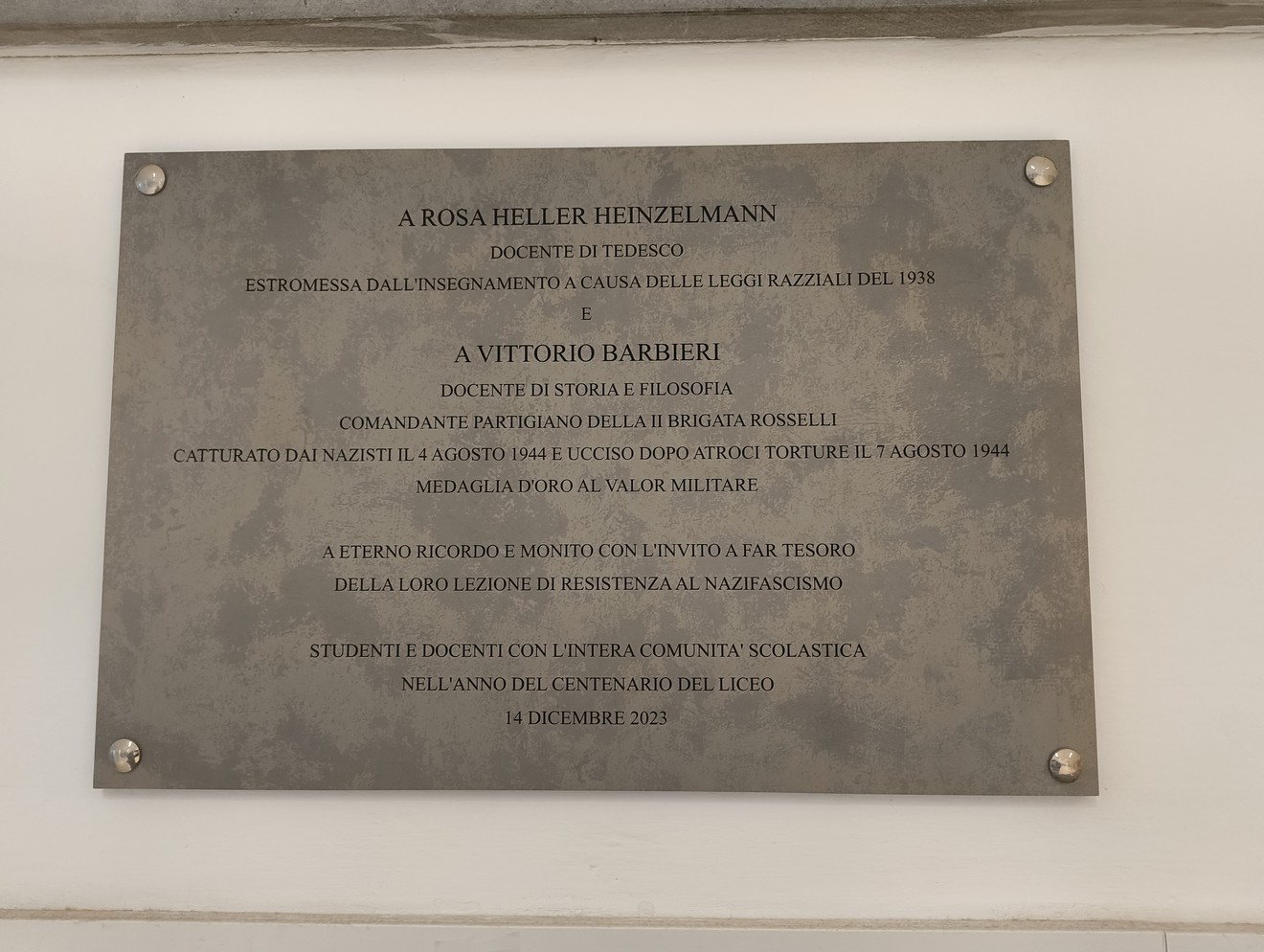 Lapide in memoria di Rosa Heller Heinzelmann e Vittorio Barbieri, vittime delle leggi razziali e della resistenza.