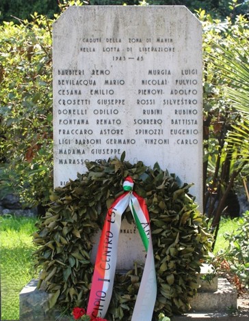 Monumento ai caduti per la Libertà della zona di Manin, con una corona di fiori in segno di commemorazione.