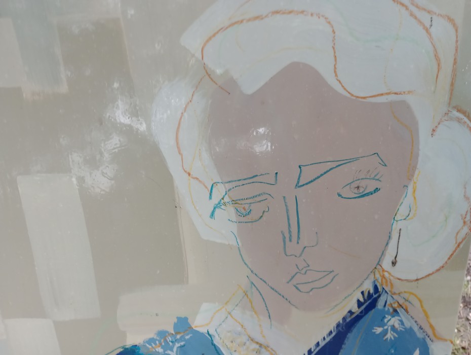 Ritratto stilizzato di una donna con dettagli in blu e linee di colore chiaro su sfondo neutro.