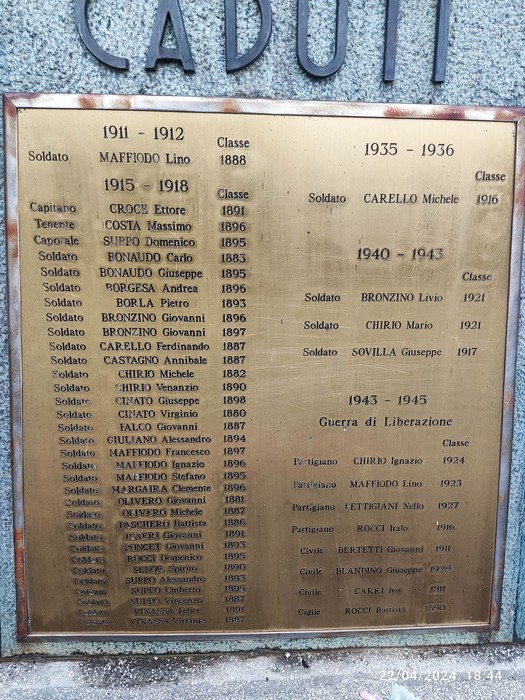 Monumento ai caduti di Caprie, dedicato ai soldati della Prima e Seconda Guerra Mondiale.