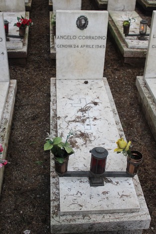 Tombe di caduti per la libertà, con fiori e candele a commemorare i defunti. Ambiente di rispetto e ricordo.