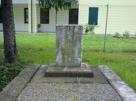 Monumento alla famiglia Battini, dedicato alla memoria con iscrizioni commemorative, immerso nel verde.