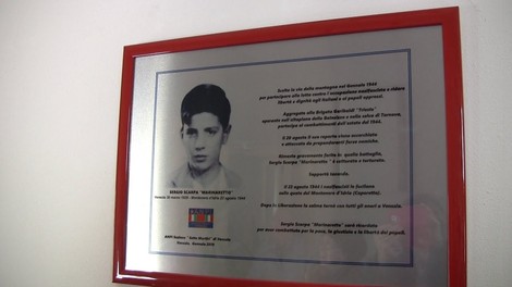 Targa commemorativa con foto di Sergio Scarpa e descrizione del suo contributo ai diritti umani.