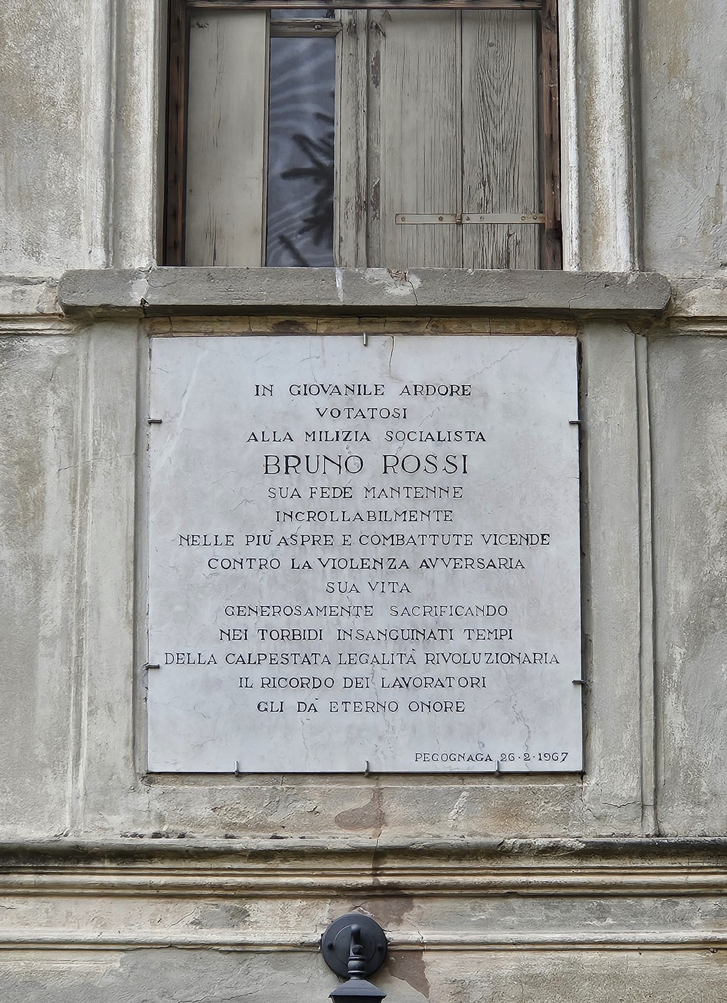 Lapide commemorativa dedicata a Bruno Rossi, con testo inciso che ricorda il suo impegno e sacrificio.