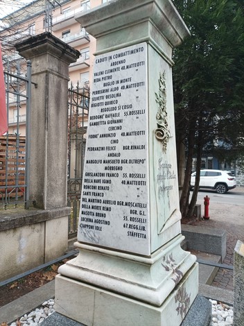 Monumento ai partigiani di Morbegno, onora i caduti in combattimento per la libertà.