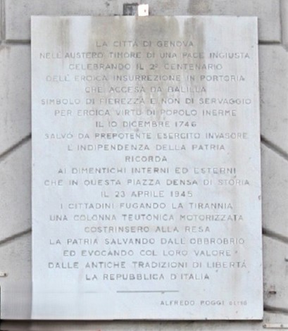 Lapide commemorativa che celebra la resa tedesca, situata a Genova, con riferimenti storici sul conflitto.