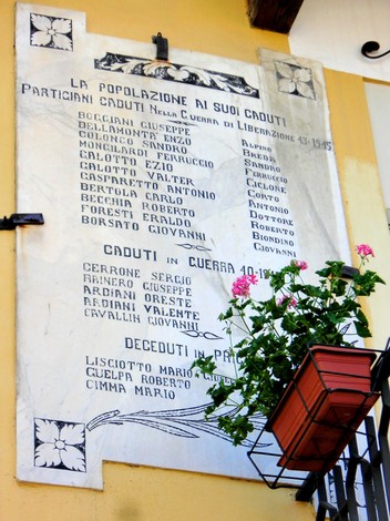 Lapide commemorativa ai caduti di Valle San Nicolao, in onore dei partecipanti alla Seconda Guerra Mondiale.