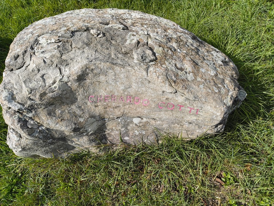 Monumento in memoria dei partigiani caduti, situato a Monte Sabbiuno, circondato da un paesaggio naturale.
