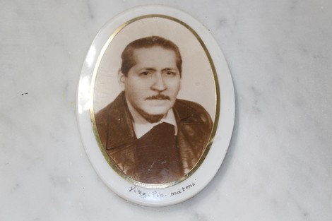 Immagine di una foto ovale di un uomo con giacca scura, incorniciata, probabilmente in memoria di un caduto.