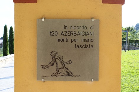 Lapide commemorativa dedicata ai disertori azeri, situata in un contesto verde.