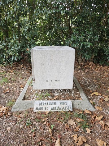 Monumento a Bernardini, commemorazione di un martire antifascista, situato in un'area verde.