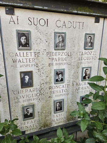 Lapidi commemorative con fotografie e nomi dei caduti nella seconda guerra mondiale.