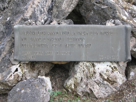 Monumento ai caduti della Resistenza, dedicato alla memoria e al sacrificio per la libertà.